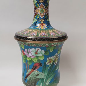 Jarrón chino cloisonné con flores brillantes y pájaro rojo