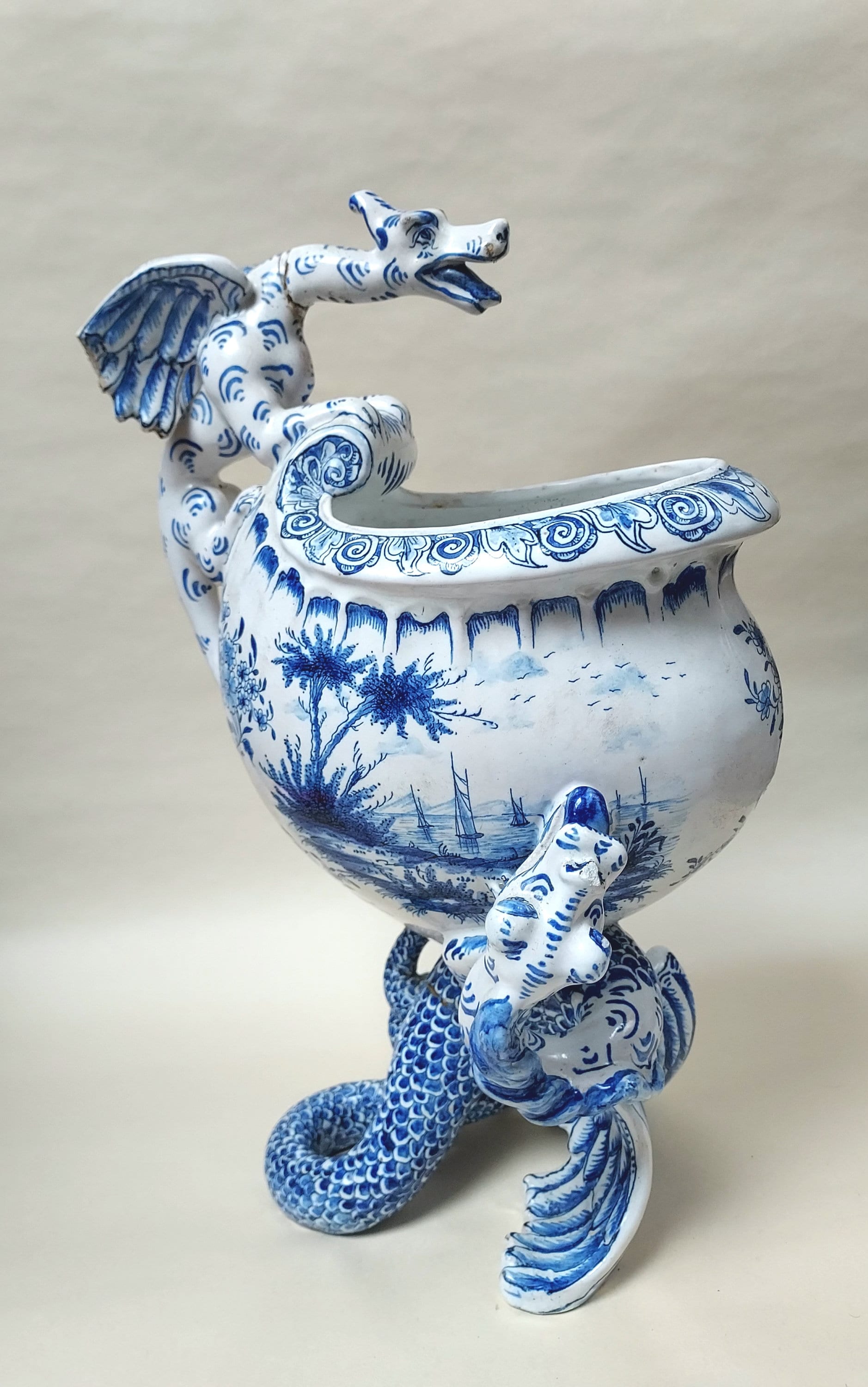Antike holländische Blau-Weiße Porzellan-Terrine mit Drachen