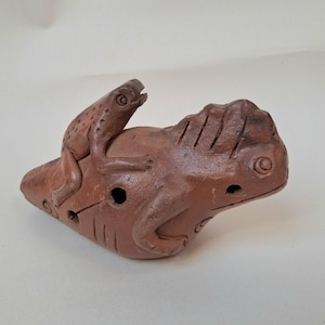 Vintage lerflöjt med ödla och groda, visselpipa i förkolumbiansk stil med terrakotta, mesoamerikanskt toteminstrument med shaman, folkkonst
