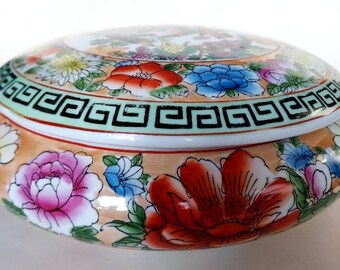 鮮やかな花と動物の模様が描かれた、蓋付きの大きな中国製磁器のボウル