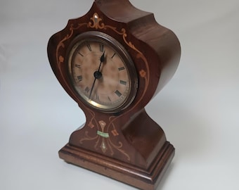 Antike hölzerne Kaminuhr im edwardianischen Jugendstil mit Obstholzintarsien aus Mahagoni