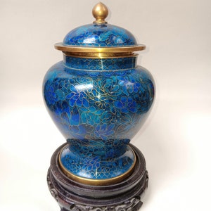 Blaue und goldene chinesische Cloisonne Dose mit Deckel und Holzständer