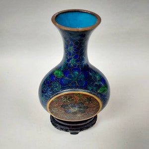 Jarrón de cloisonné azul y soporte de madera