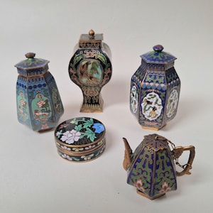 Miniaturowe wazony Cloisonne, czajniczki i pudełka na tabletki