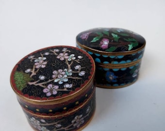 Dos cajas de cloisonné en miniatura
