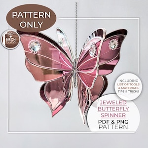 Puede incluir: Un patrón de spinner de mariposa enjoyada rosa. La mariposa tiene un acabado metálico con detalles de cristal. La imagen incluye el texto "PATTERN ONLY", "JEWELED BUTTERFLY SPINNER PDF & PNG PATTERN" y "INCLUDING LIST OF TOOLS & MATERIALS TIPS & TRICKS".