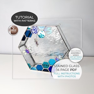 Könnte beinhalten: Eine sechseckige Schachtel aus Buntglas mit einem blauen und weißen Wabenmuster. Die Schachtel besteht aus Glas und Metall und hat eine Aufhängeschlaufe. Die Schachtel steht auf einer weißen Oberfläche. Das Bild enthält den Text "Stained Glass 14 Page PDF Full Instructions With Photos".