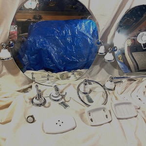 Vintage Badezimmer 2 runde weiße Spiegel aus Keramik und Chrom Handtuchhaken