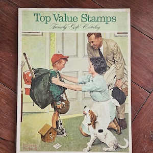 Puede incluir: Una portada vintage del catálogo de regalos para la familia Top Value Stamps con una ilustración de Norman Rockwell. La imagen representa a una familia en la puerta, con un niño que lleva una mochila, una mujer que le sostiene la mano y un hombre de pie detrás de ellos. Un perro está sentado a los pies de la mujer. El texto "Top Value Stamps Family Gift Catalog" está impreso en verde en la parte superior de la portada.