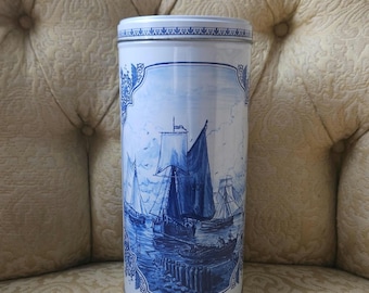 Lata de biscoitos vintage Hellema, estilo Delft azul, holandesa, com motivos marítimos e navios da Holanda.