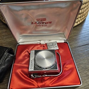 Zabytkowe radio tranzystorowe Lloyd&#39;s TR-98: czerwony Super Micro z lat 60. XX wieku, oryginalne pudełko