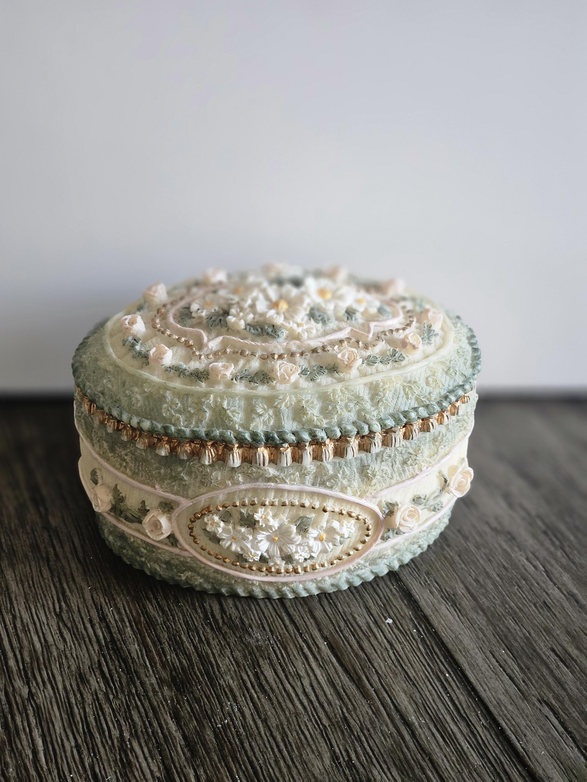 1997 Dezine Hand Painted Floral Trinket Box – Vintage Green