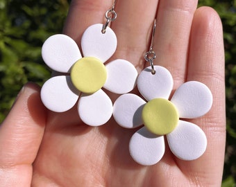 White Daisy Earrings | Daisy Earrings | Clay Flower Earrings | Clay Daisy Earrings | Floral Earrings | Boho Earrings | Hippie Earrings