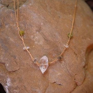 Clarity ⋙ Bergkristall Makramee Talisman/Choker Halskette Talismankette / Makramee Halsband / Makramee Schmuck / Makramee necklace
