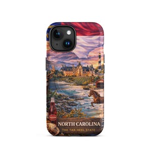 Puede incluir: Funda de teléfono con una ilustración de Carolina del Norte. El diseño incluye un ciervo, un faro, un caballo y una botella de Cheerwine. El texto dice "North Carolina, The Tar Heel State".