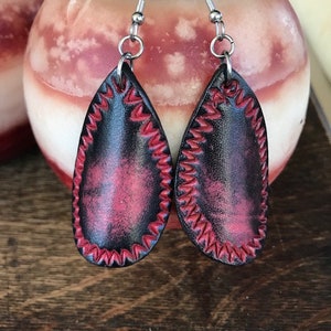 Boho Leder Ohrringe, Handgefertigte Teardrop Ohrringe, Leichte Boho Leder Ohrringe, Einzigartige Ohrringe, Handbearbeitete Leder Ohrringe