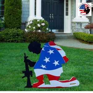 Kneeling Soldier Yard Stake Weatherproof PVC  Fallen Soldier Yard Art Patriotic Yard Art  Outdoor Decor Flag Draped Soldier American Hero