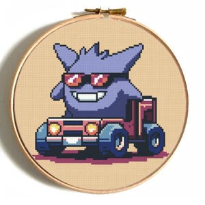 Pode incluir: Um personagem de desenho animado roxo e azul com óculos de sol dirigindo um carro vermelho e branco. O personagem está usando um chapéu vermelho e branco. O carro tem uma faixa vermelha e branca no lado. O fundo é de cor marrom claro.
