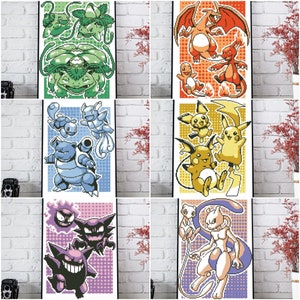 Pode incluir: Um conjunto de oito impressões emolduradas com ilustrações pixeladas de vários personagens Pokémon. As impressões estão dispostas em uma grade de quatro linhas e duas colunas. Cada impressão tem um fundo de cor diferente e apresenta um personagem Pokémon diferente. Os personagens incluem Bulbasaur, Charmander, Squirtle, Pikachu, Eevee, Meowth, Mewtwo e Venusaur.