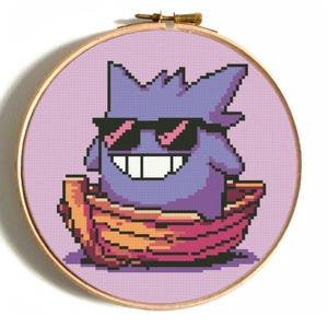 Pode incluir: Um personagem pixelado roxo e preto com óculos de sol e um largo sorriso, sentado em um barco amarelo e vermelho. O personagem está em um fundo roxo claro.