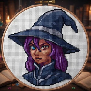 Pode incluir: Bordado em ponto cruz de uma bruxa com cabelo roxo e um chapéu de bruxa azul. A bruxa tem um olho azul e um olho castanho. O bordado está num bastidor de madeira, com um fundo de livros e velas.