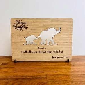 Elefante in legno personalizzato e baby 'Happy Birthday' Nonni Card Never Forget Follow Family Babies Children Nanny Grandma Grandad Papa