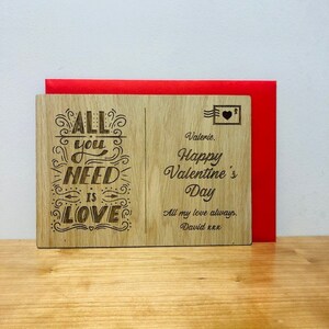 Cartolina di San Valentino in legno personalizzata "Tutto ciò di cui hai bisogno è amore".