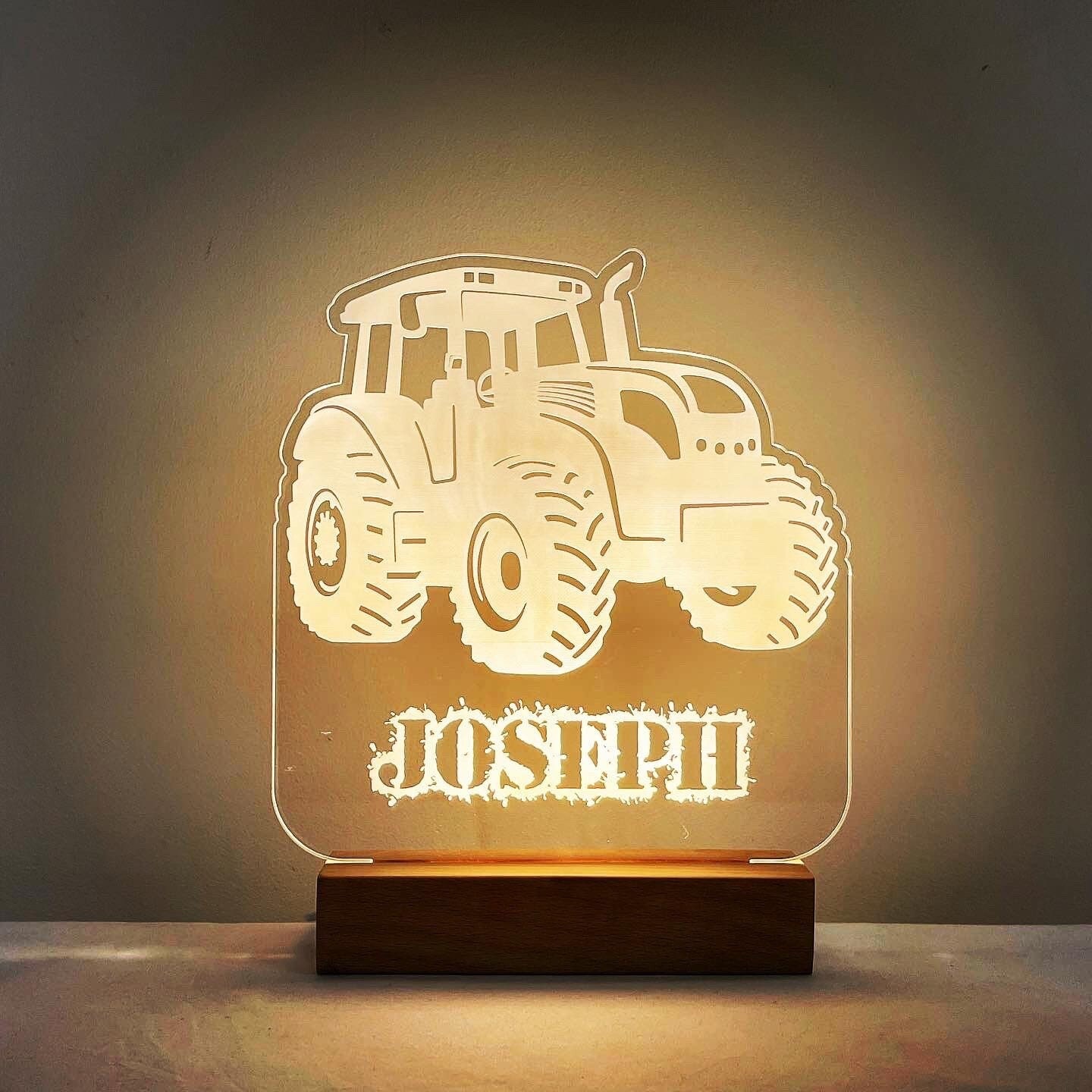veilleuse led personnalisée pour tracteur de ferme avec base en bois hêtre massif - lampe lecture chambre garçon nom