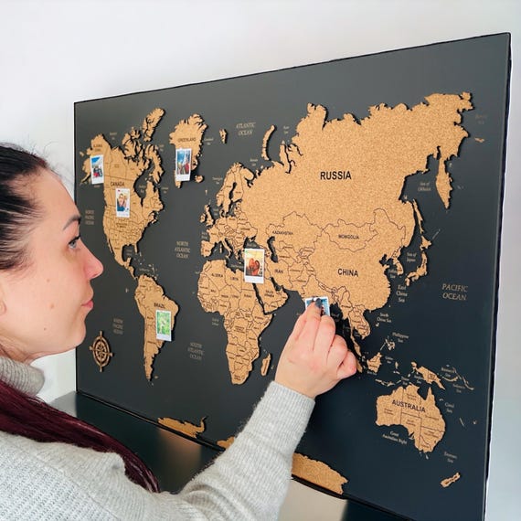 世界地図コルクプッシュピンボード旅行壁アートマップ、オーク材または