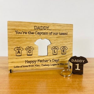 Porte-clés et carte en chêne personnalisés - Bois gravé pour un fan de football ou de rugby pour une bonne fête des pères, cadeau idéal pour papa / papa / grand-père