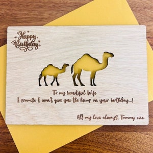 Personalisierte Holz Kamel & Baby 'Happy Birthday' Eiche/Walnuss/Kirsche Karte Dschungel Tier Hoch Safari Wüste Ägypten Hump