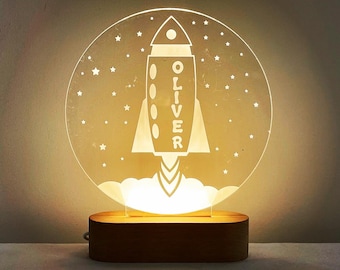 Veilleuse LED personnalisée Rocket Spaceship avec base en bois de hêtre massif - Lampe de chevet / chambre à coucher sur le thème de l'espace pour garçon avec nom