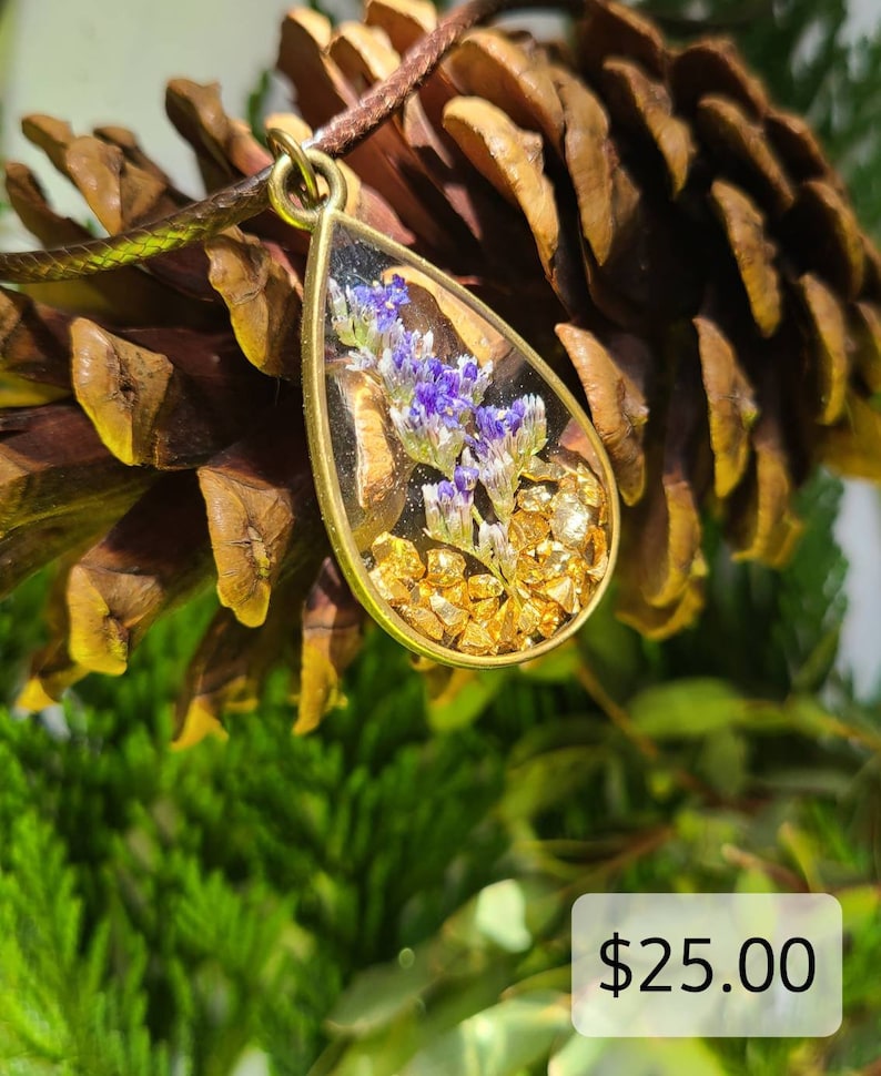 Purpleblue natural flower resin pendant with gold colored rock pieces