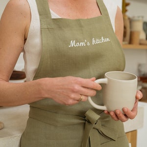 Personalized linen apron in various colors, washed linen kitchen apron with custom embroidery image 1