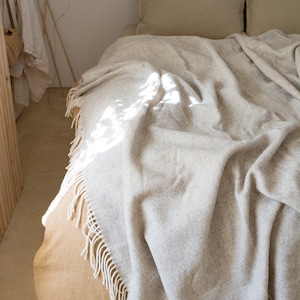 Merino Wolldecke, 100% natürliche feine Merino Wolle in beige Farbe, hochwertige Wolle Tagesdecke, weiche Merino Wolle Bettüberwurf Bild 3