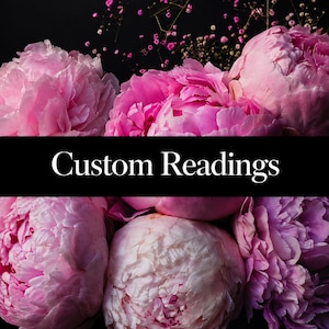 Puede incluir: Un conjunto de flores de peonía de color rosa vibrante dispuestas en un racimo denso sobre un fondo oscuro, con una franja horizontal negra prominente en el centro con el texto blanco Custom Readings impreso en una fuente serif clara.