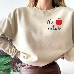 Custom TEACHER Sweatshirt, Personalized Teacher Crewneck Sweatshirt Graduation Gifts for Teacher Sweater Teacher Gift Apple Teacher Shirt