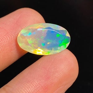 Couleurs fabuleuses Opale naturelle à facettes, opale naturelle, opale de feu éblouissante, opale à facettes, pierre de taille, opale à facettes d&#39;Éthiopie 11 x 18 x 5 mm