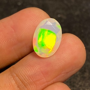 Couleurs fabuleuses Opale naturelle à facettes, opale naturelle, opale de feu éblouissante, opale à facettes, pierre de taille, opale à facettes d&#39;Éthiopie 9 x 13 x 6 mm