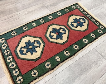 Antiker Oushak-Teppich: Kleiner türkischer Wollteppich in Rosa und Grün (1,7 x 3,1 Fuß)