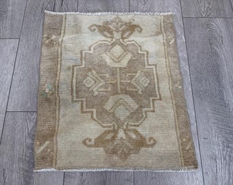 Alfombra pequeña marrón, alfombra vintage, alfombra cuadrada, alfombra turca, alfombra Oushak, alfombra neutra, alfombra de tonos suaves, alfombra boho, alfombra boho, alfombra pequeña, 1.5x1.7 pies