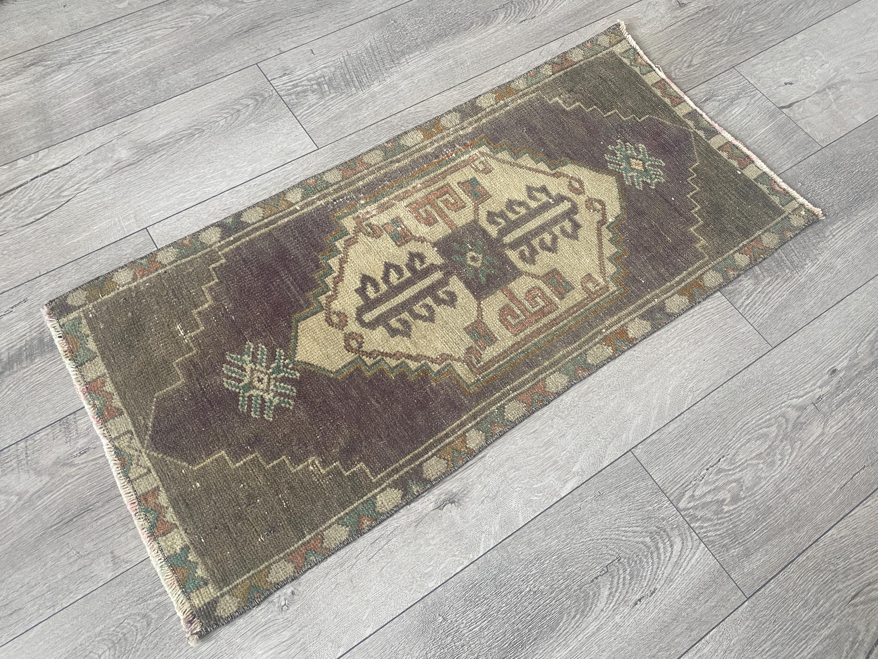 Handmade Wool Turkish Rug: Vintage Anatolian Doormat (1.4x3.0 Ft