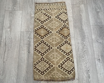 Piccolo tappeto turco in lana marrone: zerbino vintage fatto a mano (1,3x2,7 piedi)