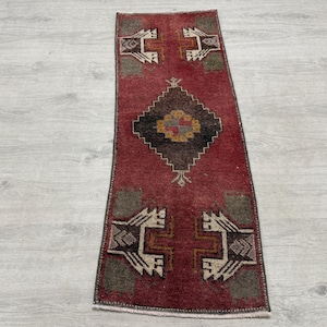 Liten löparmatta, röd dörrmatta, ullmatta, turkisk vintagematta, unik matta, etnisk matta, oushakmatta, orientalisk matta, bohomatta, 1,4x3,7 fot