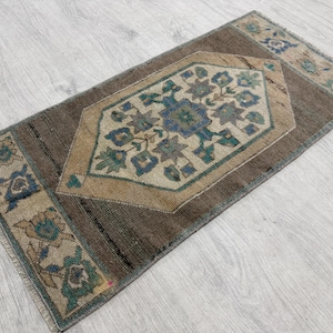Blekt matta, Brun ullmatta, Liten vintagematta, Turkisk matta, Orientalisk matta, Oushakmatta, Badmatta, Entrématta, Antik matta, 1,4x2,9 fot