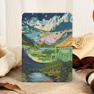 以下が含まれることがあります： 山、湖、星空のあるカラフルな風景を描いた長方形のアートプリント。 青、緑、ピンクなど、さまざまな色を使って美しい景色を描いています。 プリントはニュートラルなトーンの表面に表示されています。