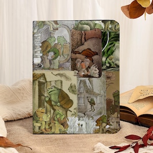 Puede incluir: Un libro de tapa dura con un collage de ilustraciones de ranas antropomórficas en varias escenas. La obra de arte está en tonos verdes, marrones y beiges apagados, con representaciones detalladas de las ranas.