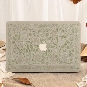 Könnte beinhalten: Eine hellgrüne Laptop-Hülle mit floralem Design. Das Gehäuse zeigt ein sich wiederholendes Muster aus Blumen und Blättern in Grün- und Weißtönen. Das Apple-Logo ist in der Mitte sichtbar. Die Hülle hat eine rechteckige Form.