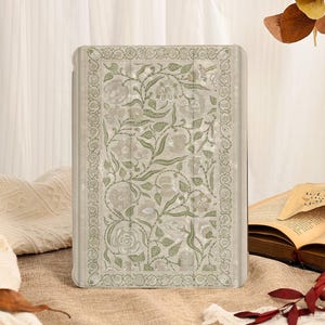 Puede incluir: Una funda para tableta con un diseño floral en tonos verdes y grises. La funda presenta un patrón detallado de rosas, hojas y vides, enmarcado por un borde decorativo. El fondo es beige neutro, creando una estética vintage.