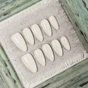 Timeless Almond Press On Fake Nails in Glossy White, Minimal Nail Design for Business Events Casual Days and Elegant Daily Nail Art Style